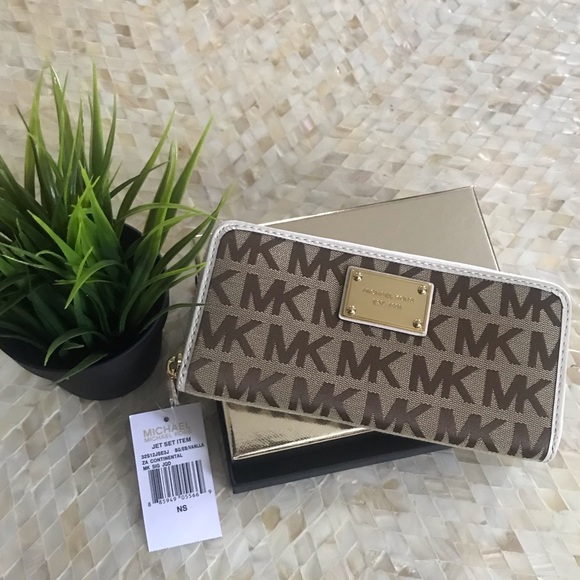 Michael Kors Wallet - Picture 2 of 8